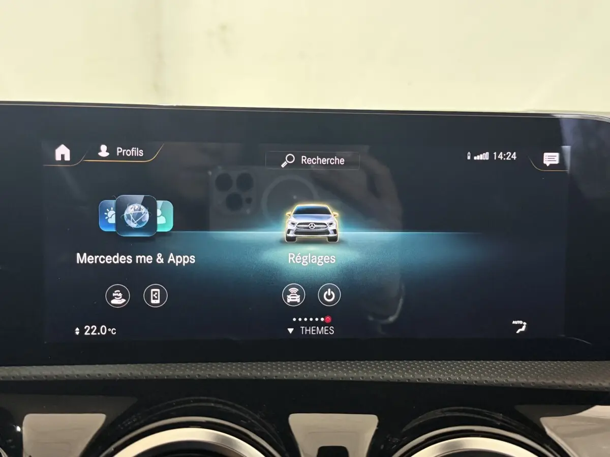 Écran tactile central de la Mercedes Classe A 200 AMG Line 2021 affichant le menu Réglages, intérieur noir.