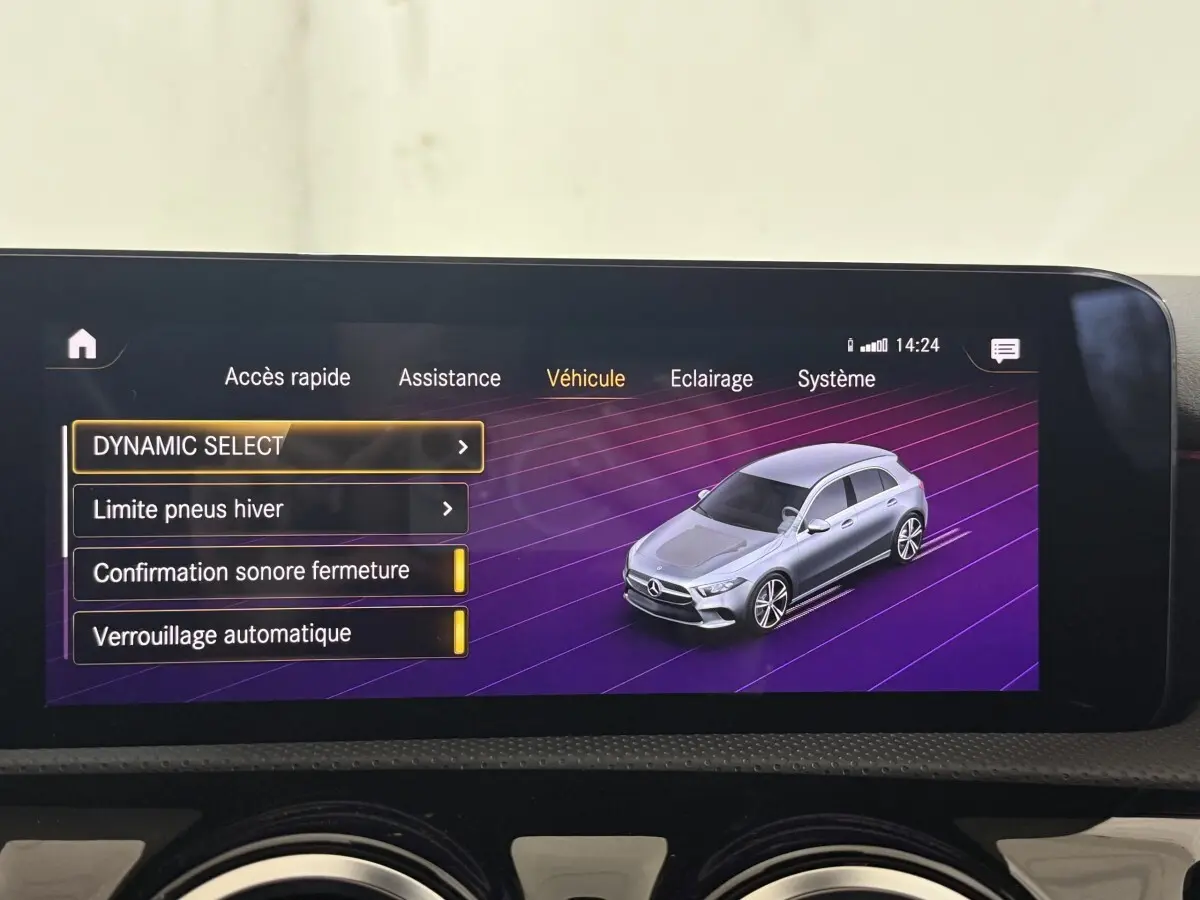 Écran tactile intérieur montrant une Mercedes Classe A gris foncé en vue 3/4 avant sur fond violet.