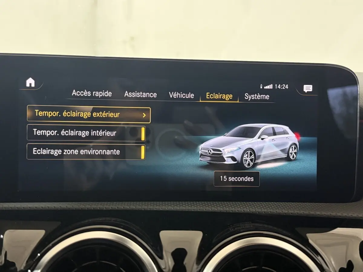 Affichage intérieur de la Mercedes Classe A 200 AMG Line 2021 montrant une vue 3/4 avant gris clair sur l'écran tactile.