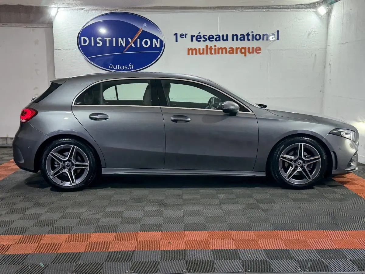Mercedes Classe A 200 AMG Line gris foncé vue de profil côté gauche, avec jantes alliage et feux arrière LED visibles.
