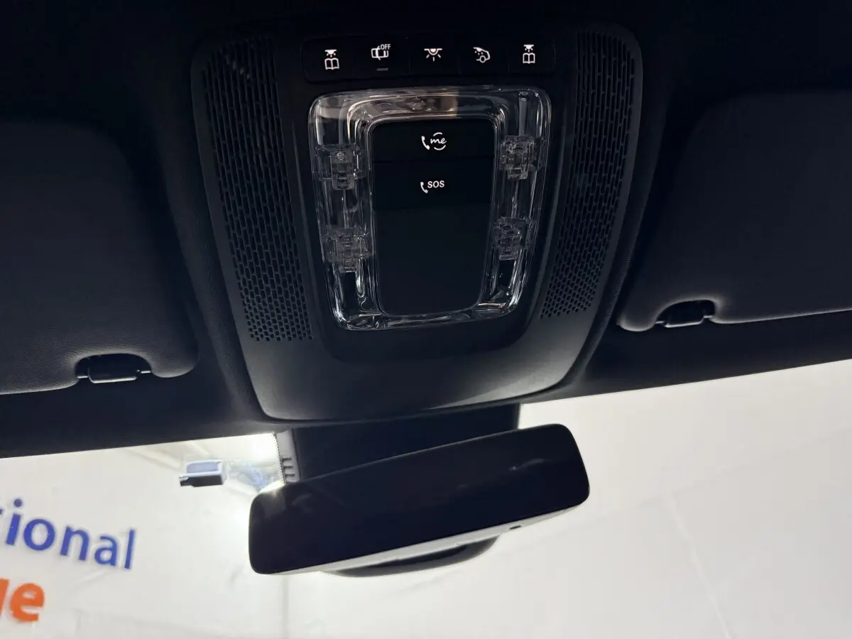 Vue en contre-plongée du plafonnier noir avec commandes SOS et assistance dans une Mercedes Classe A A 200 AMG Line gris foncé.