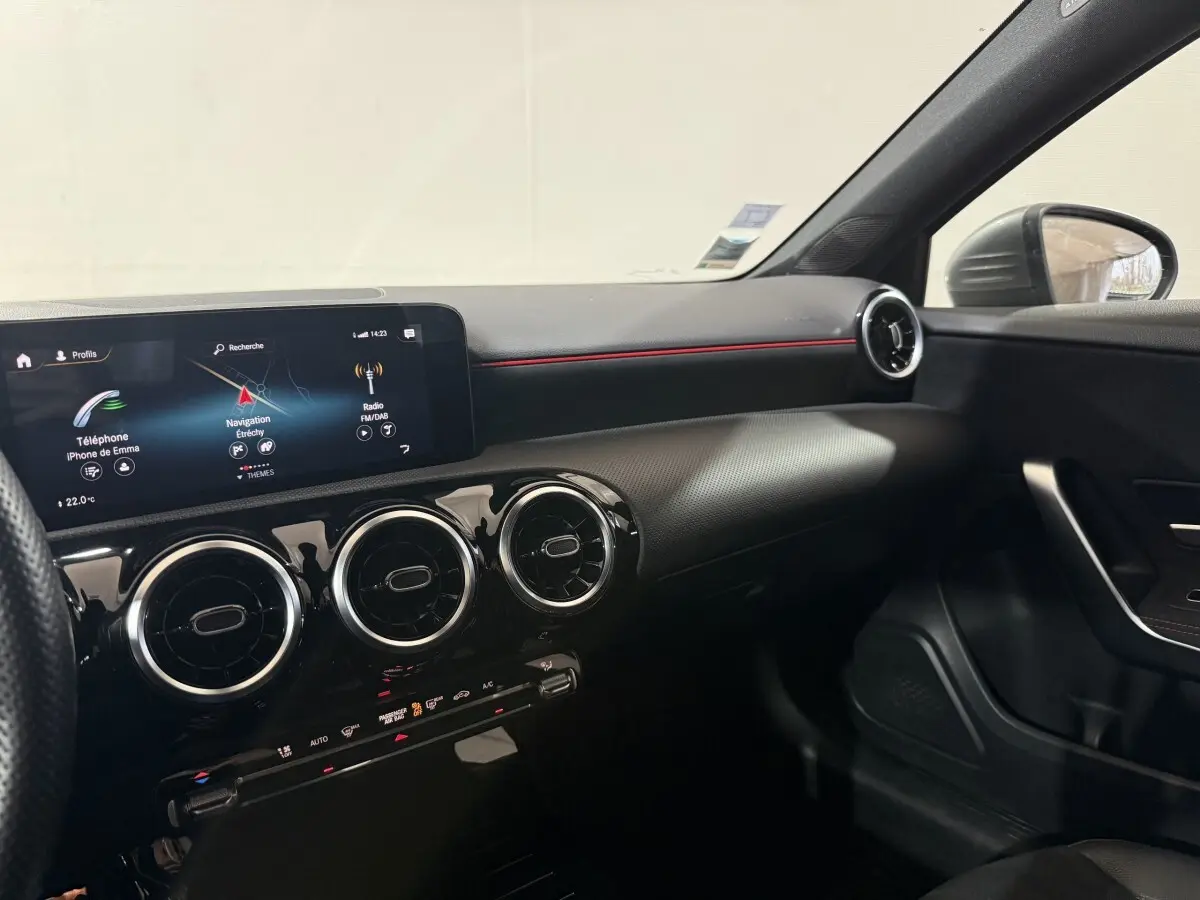 Vue intérieure côté passager de la Mercedes Classe A A 200 AMG Line 2021, tableau de bord noir avec écran tactile et aérateurs ronds.
