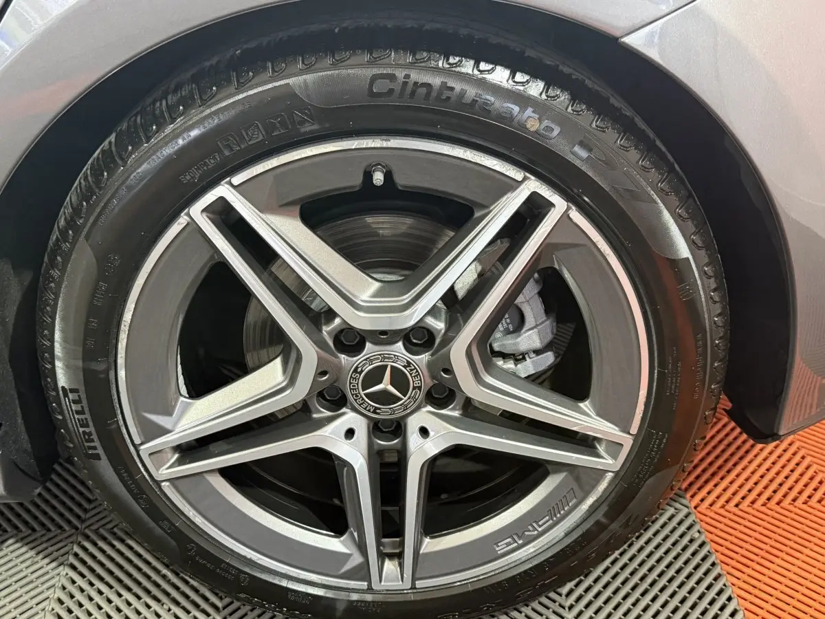 Gros plan sur la jante AMG grise et le pneu Pirelli Cinturato d'une Mercedes Classe A A 200 AMG Line gris foncé.