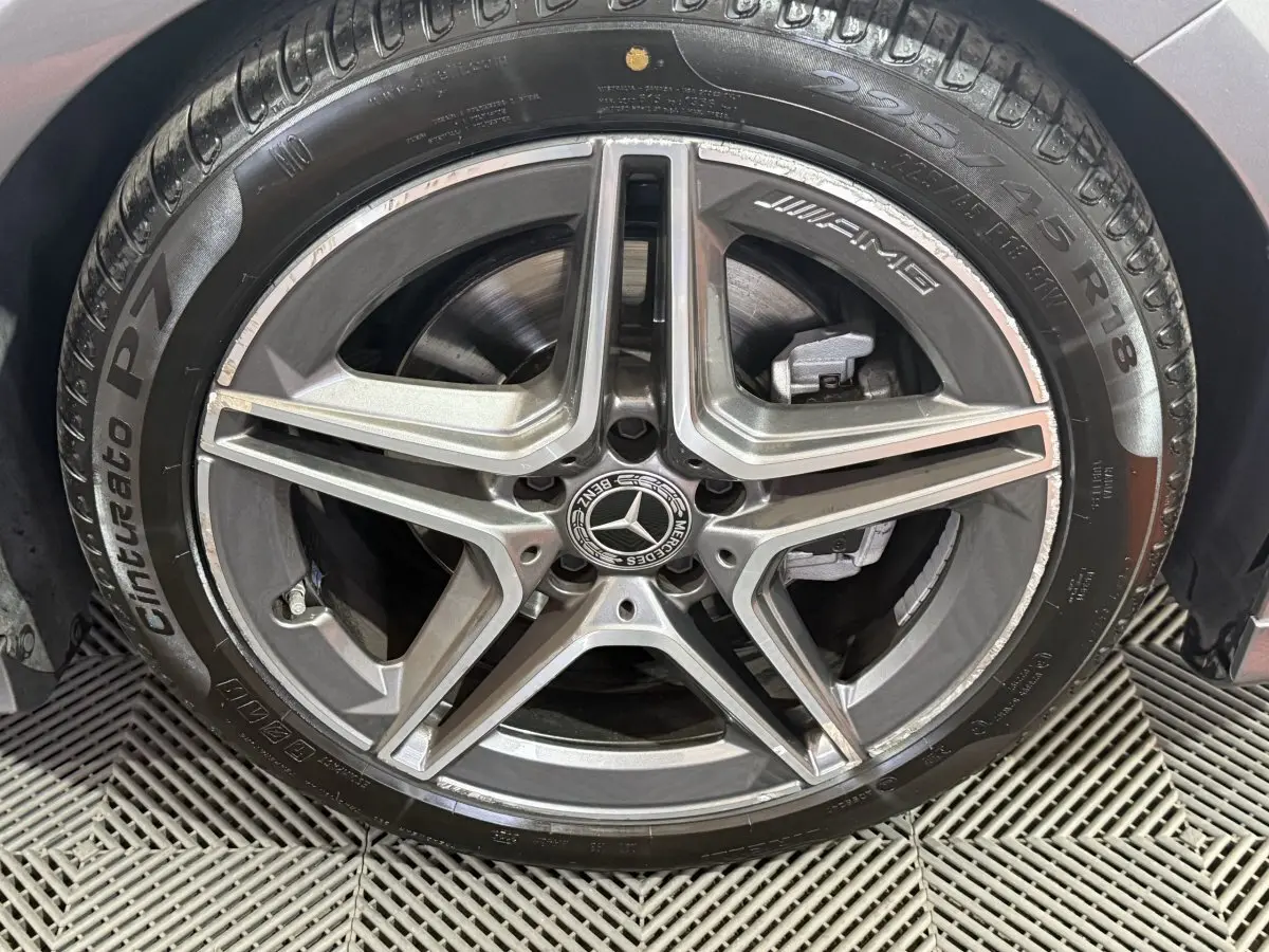 Gros plan sur la jante AMG grise et le pneu Pirelli Cinturato P7 d'une Mercedes Classe A A 200 AMG Line 2021.