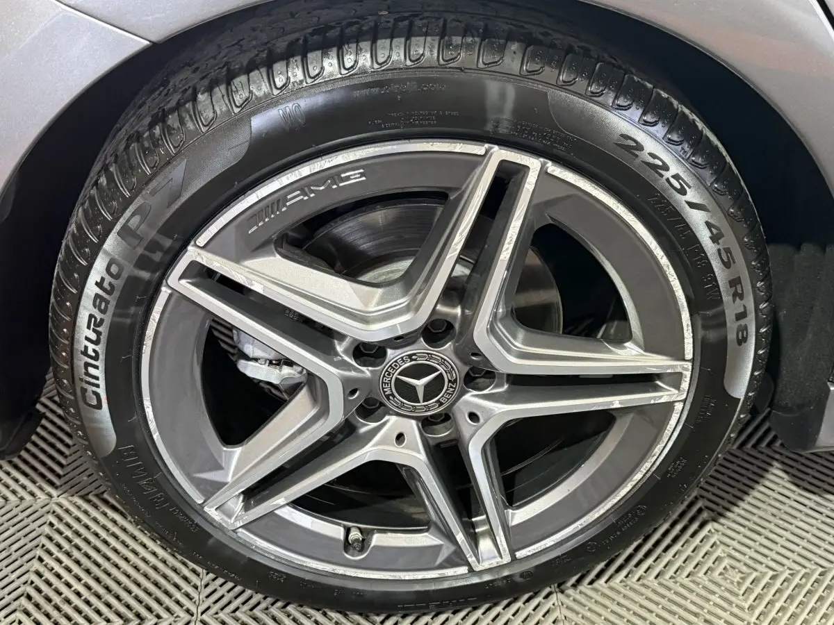 Gros plan sur la jante AMG gris foncé d’une Mercedes Classe A 200 AMG Line avec pneu Pirelli Cinturato P7.