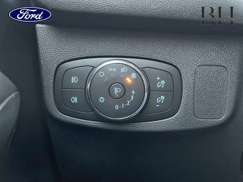 Gros plan sur le bouton de commande des phares de la Ford Focus SW 2024, avec éclairage réglé sur feux de croisement.