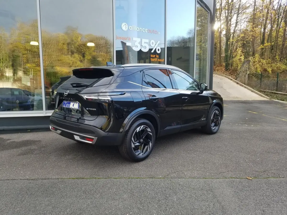 Nissan Qashqai 1.5 E-POWER noire en 3/4 arrière droit, avec toit panoramique et jantes alliage 18 pouces.