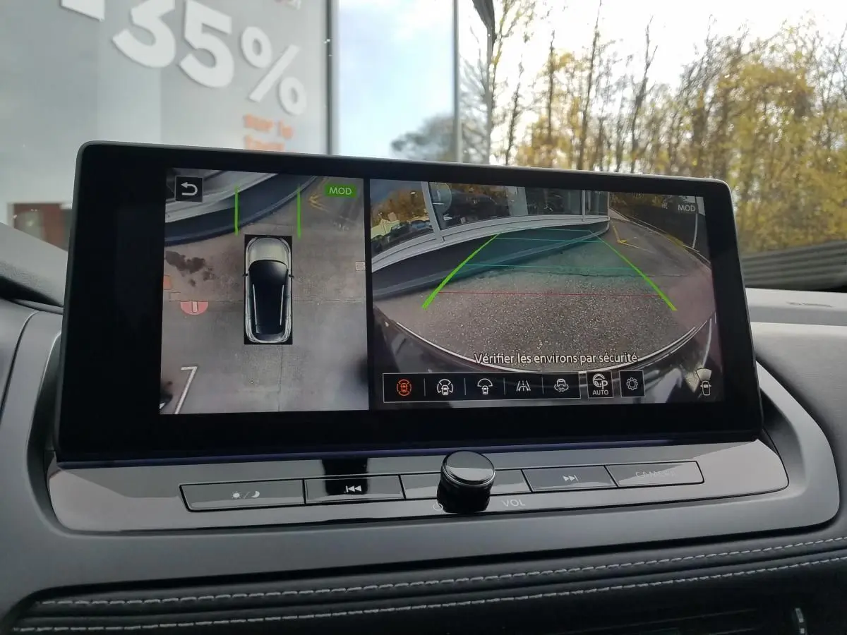 Écran central du Nissan Qashqai 2025 montrant la caméra de recul et la vue à 360° intérieure.