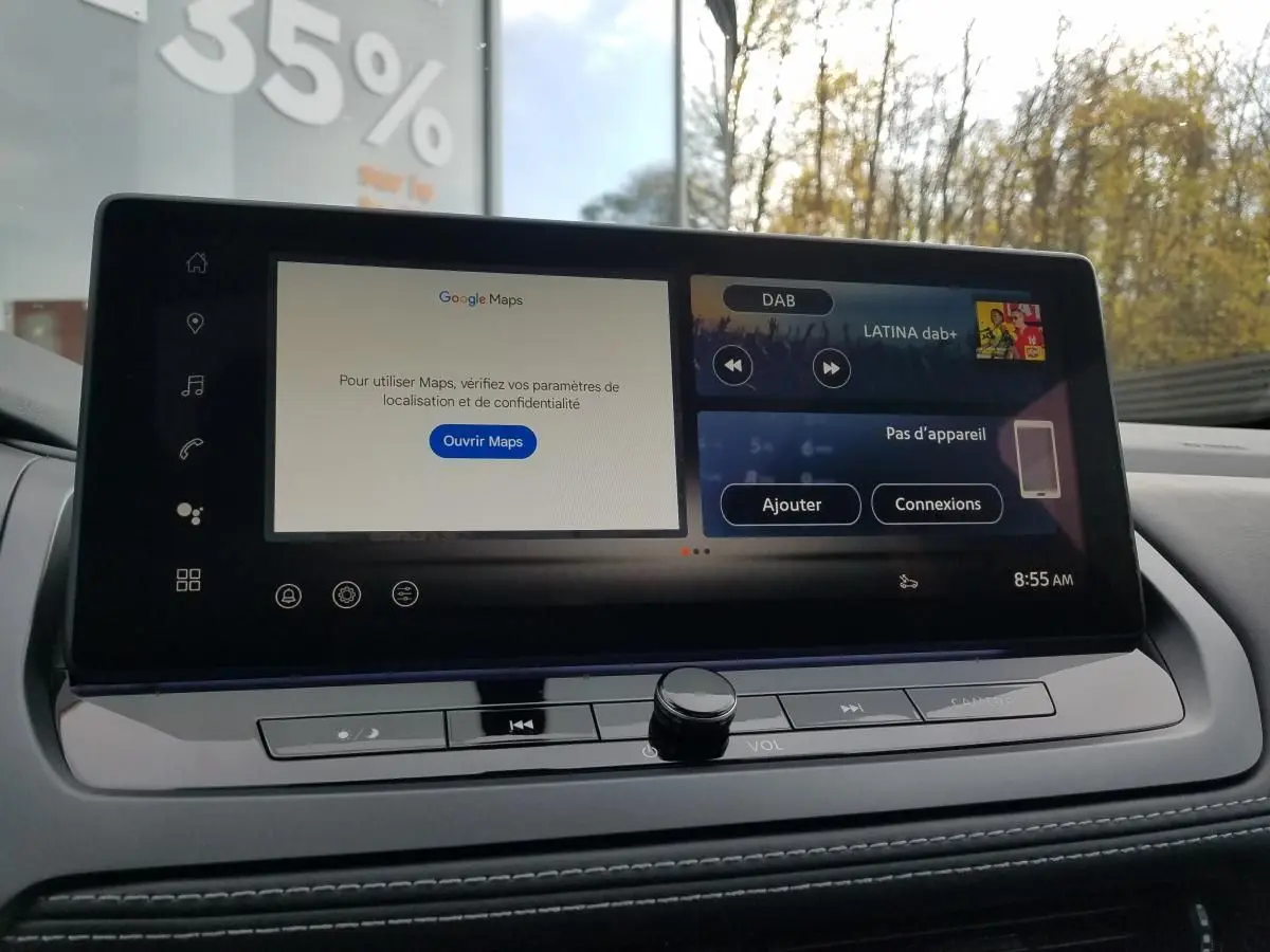 Écran tactile central du Nissan Qashqai 2025 affichant Google Maps et radio DAB, avec tableau de bord noir visible.