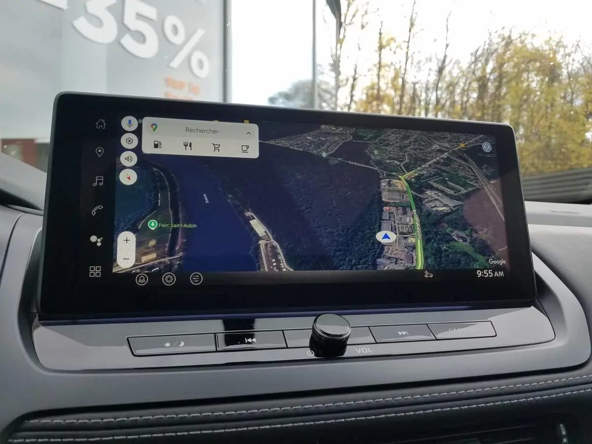 Vue intérieure du tableau de bord du Nissan Qashqai 2025, écran tactile affichant la navigation GPS.