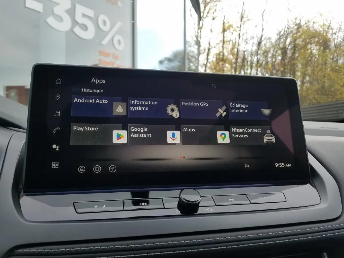 Écran tactile central du Nissan Qashqai 2025 affichant les applications Android Auto et NissanConnect, intérieur noir.