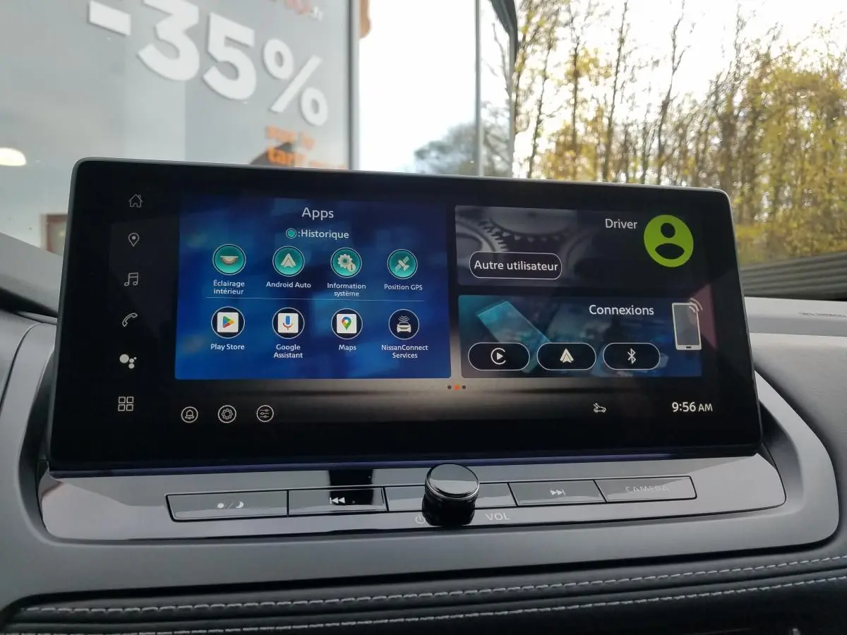 Écran tactile central du Nissan Qashqai 2025 avec interface NissanConnect et commandes intégrées.