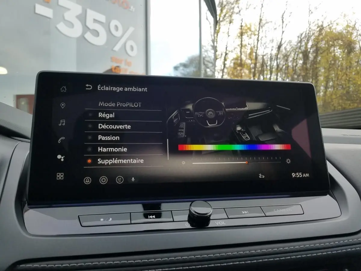 Écran tactile intérieur du Nissan Qashqai 2025 affichant le réglage de l’éclairage ambiant avec interface moderne.