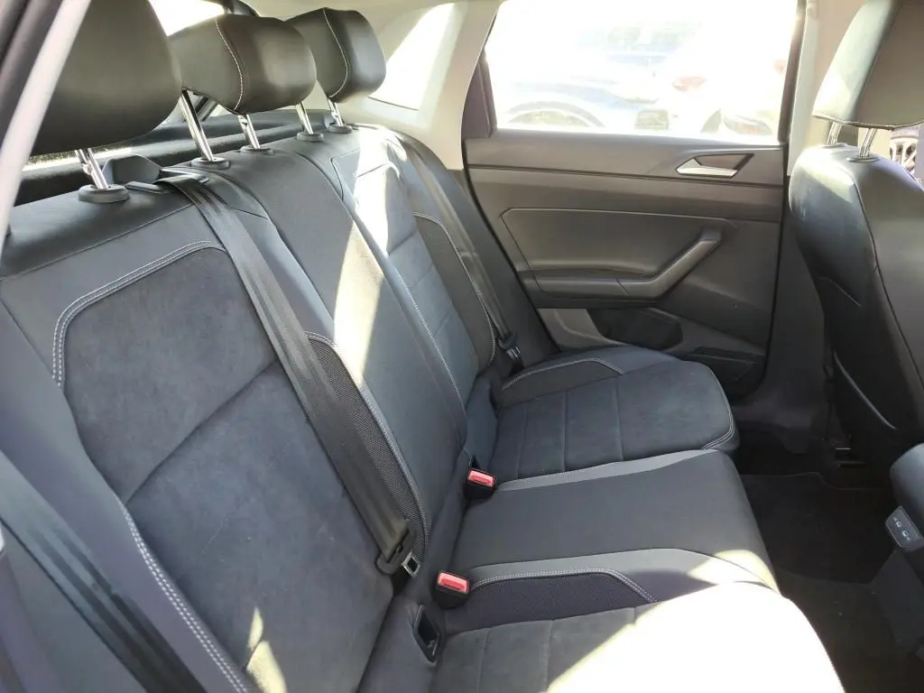 Vue intérieure côté droit de la banquette arrière noire avec ceintures et appuis-tête dans une Volkswagen Polo 2022 gris.