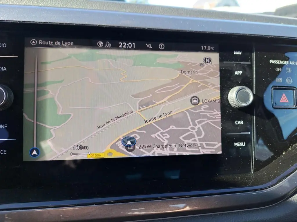Écran de navigation intérieur de Volkswagen Polo gris 2022, affichant une carte avec itinéraire Route de Lyon.
