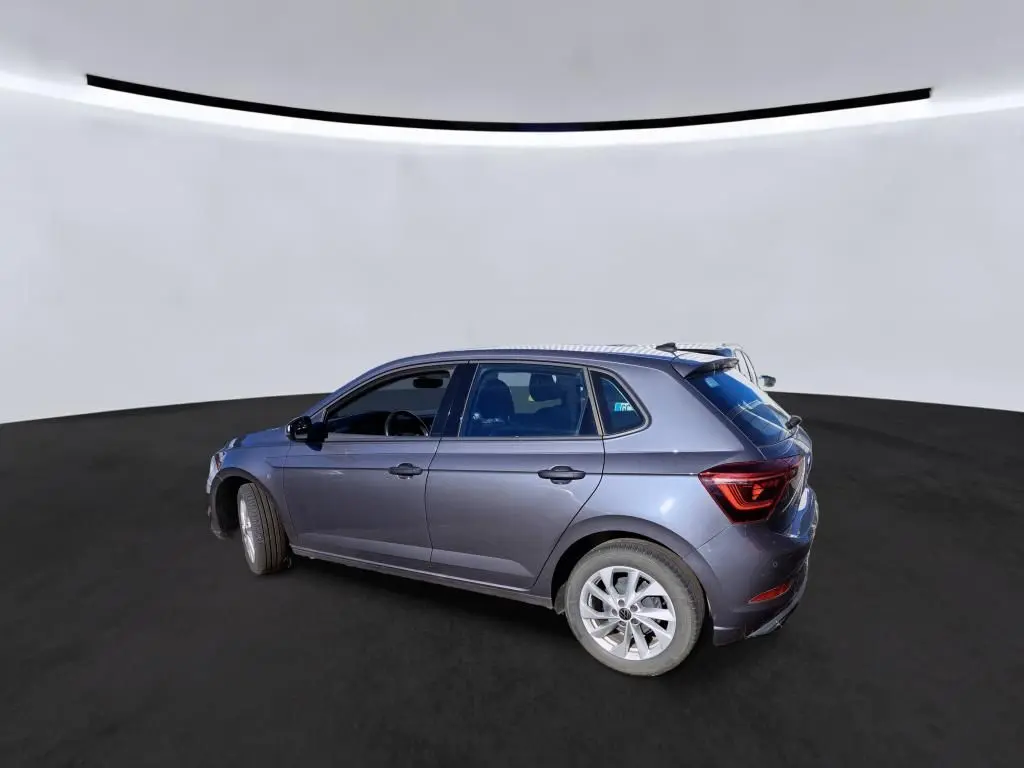 Volkswagen Polo 1.0 TSI 95 Style gris vue de profil côté gauche, avec jantes alliage et déflecteur de toit intégré.