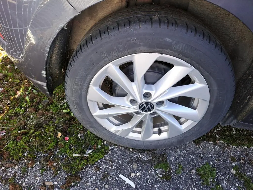 Gros plan sur la roue avant gauche grise d'une Volkswagen Polo 1.0 TSI 95 Style avec jante alliage Palermo 16 pouces.