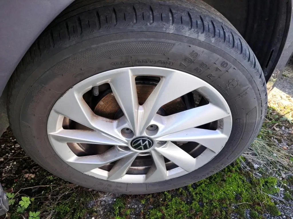 Gros plan sur la jante alliage 16 pouces Palermo argentée d'une Volkswagen Polo gris, pneu 195/55 R16 visible.