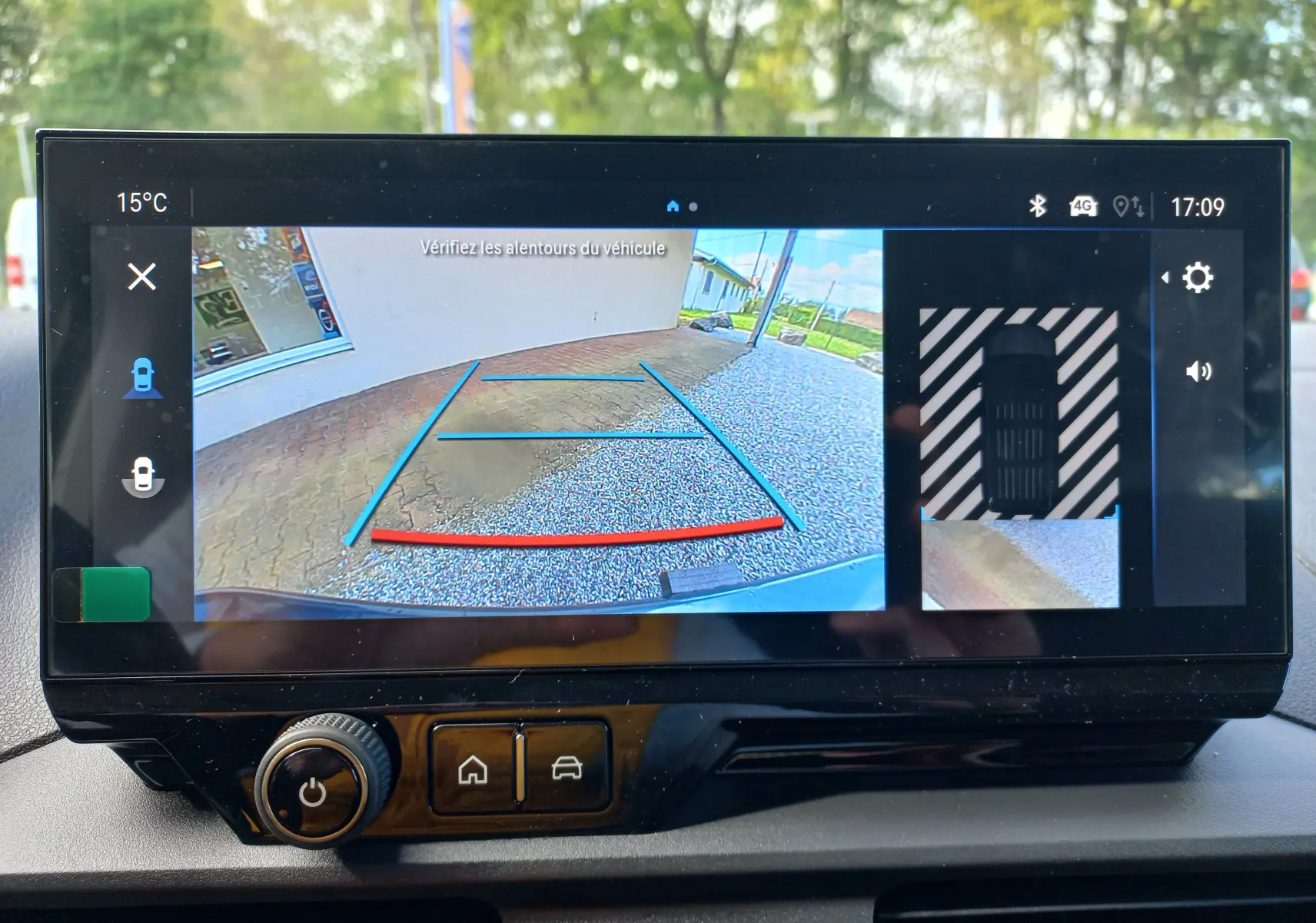 Écran de caméra de recul de l'Opel Combo Life bleu Kiama, affichant la vue arrière avec guidage de trajectoire.