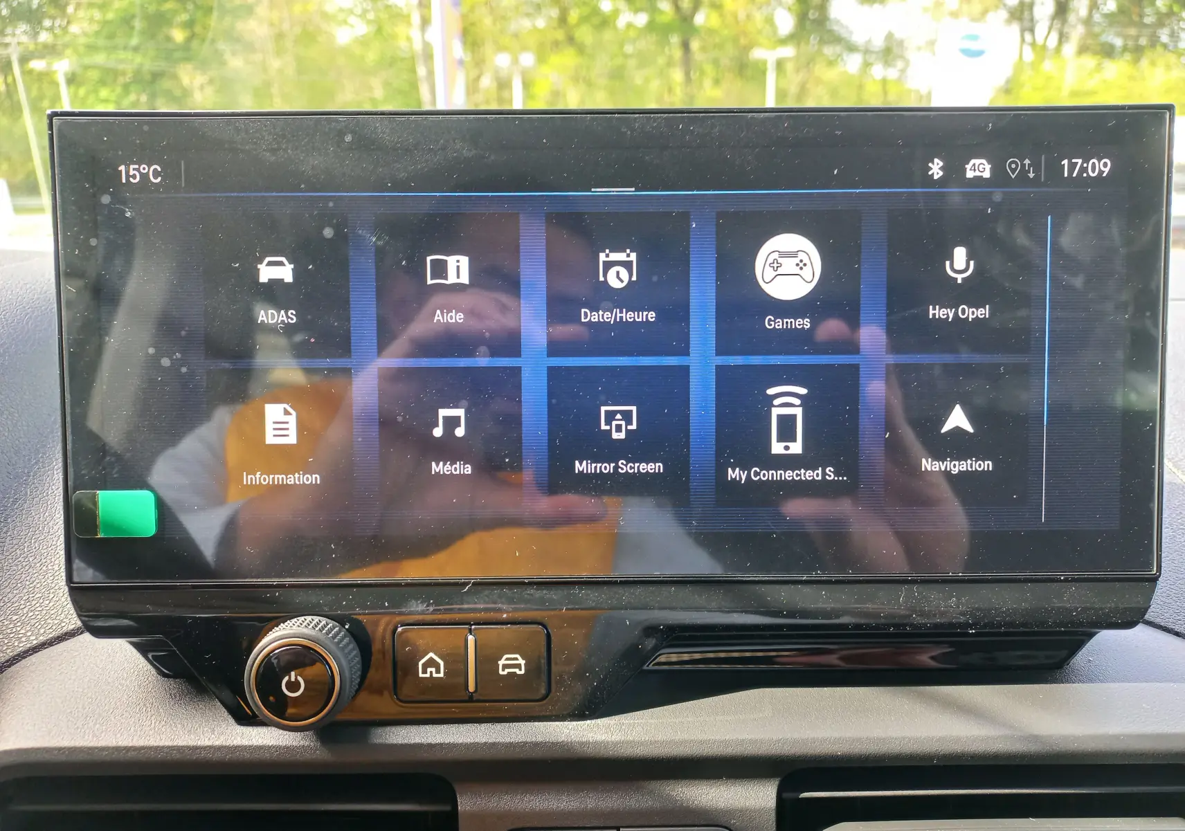 Écran tactile central de l’Opel Combo Life 2025 affichant les menus ADAS, Aide, Navigation et multimédia, avec commandes en dessous.
