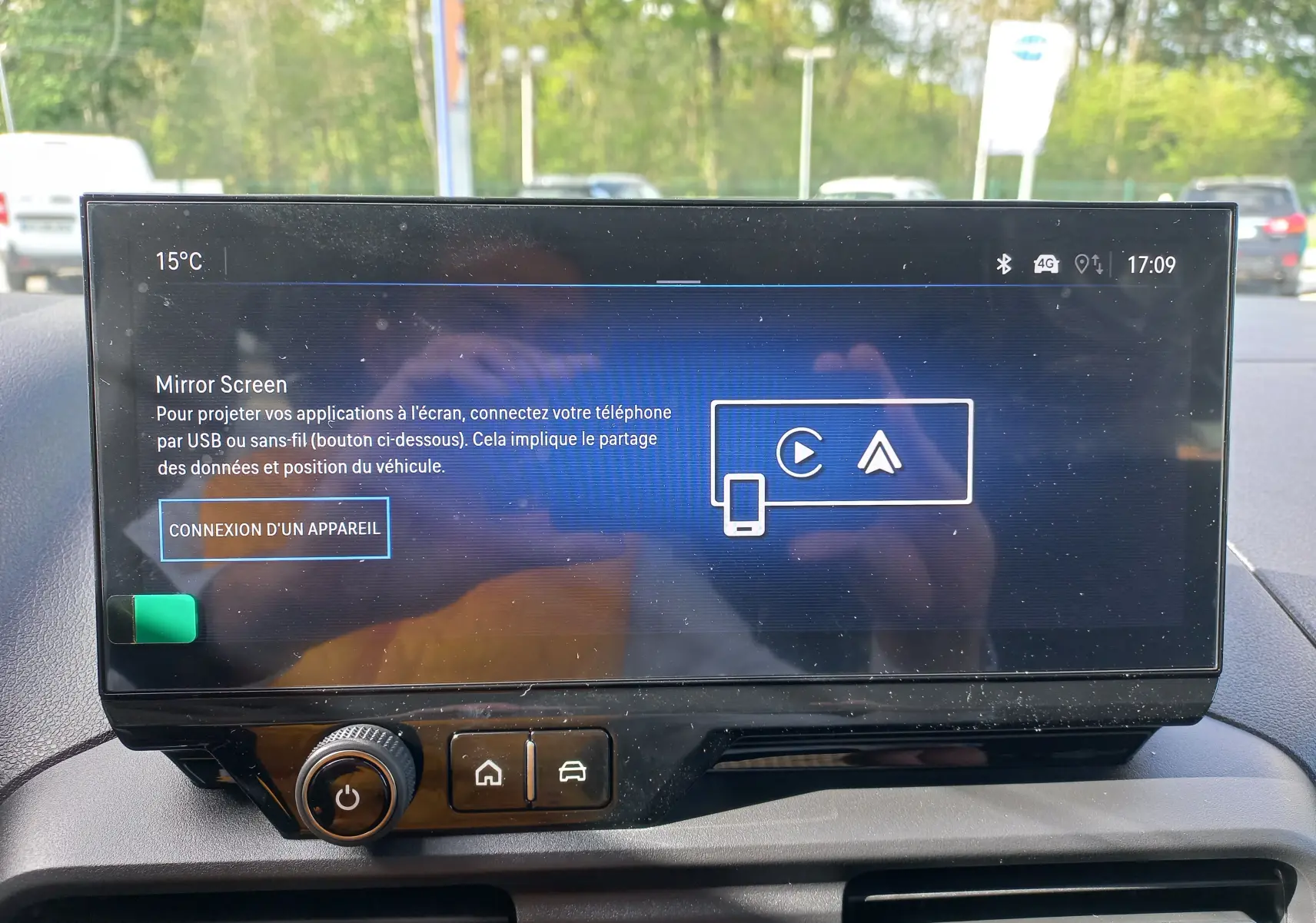 Écran tactile central de l’Opel Combo Life 2025 affichant l’interface Mirror Screen en intérieur véhicule.