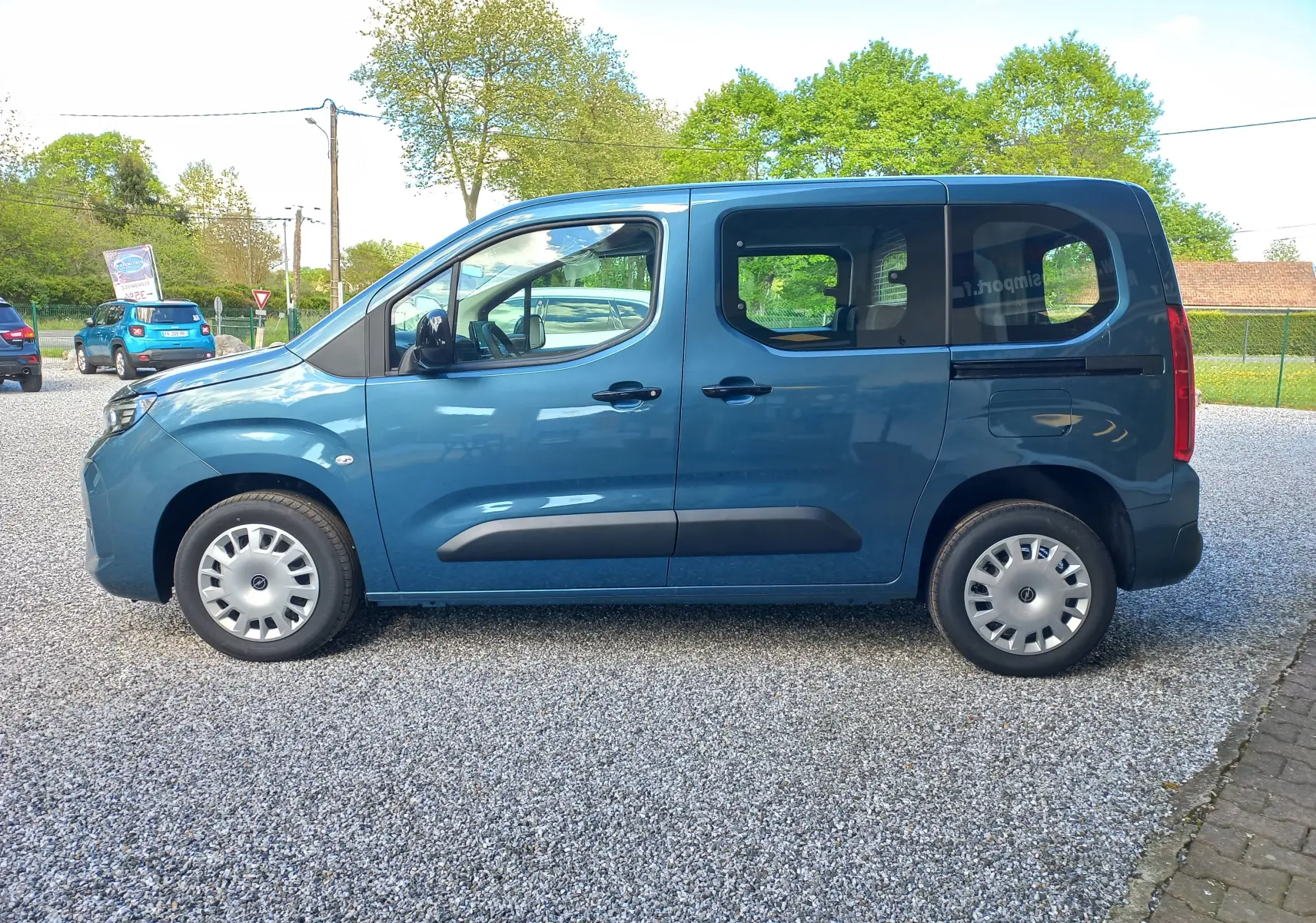 Opel Combo Life bleu Kiama vu de profil côté gauche, avec portes coulissantes et jantes acier à enjoliveurs.