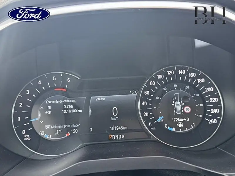 Tableau de bord numérique Ford S-MAX 2018 affichant vitesse, consommation et compte-tours, vue frontale rapprochée.