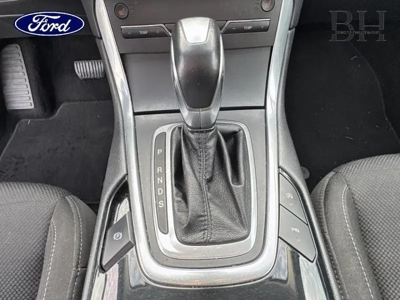 Gros plan sur la console centrale avec levier de vitesse automatique en cuir noir du Ford S-MAX Titanium Mica Noir Shadow.