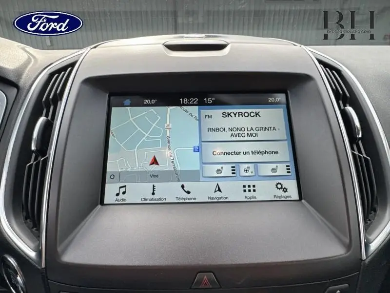 Écran tactile du système de navigation et multimédia du Ford S-MAX 2018, vue frontale intérieure.