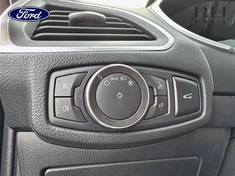 Gros plan sur le sélecteur d'éclairage noir du tableau de bord du Ford S-MAX 2018, finition Titanium.