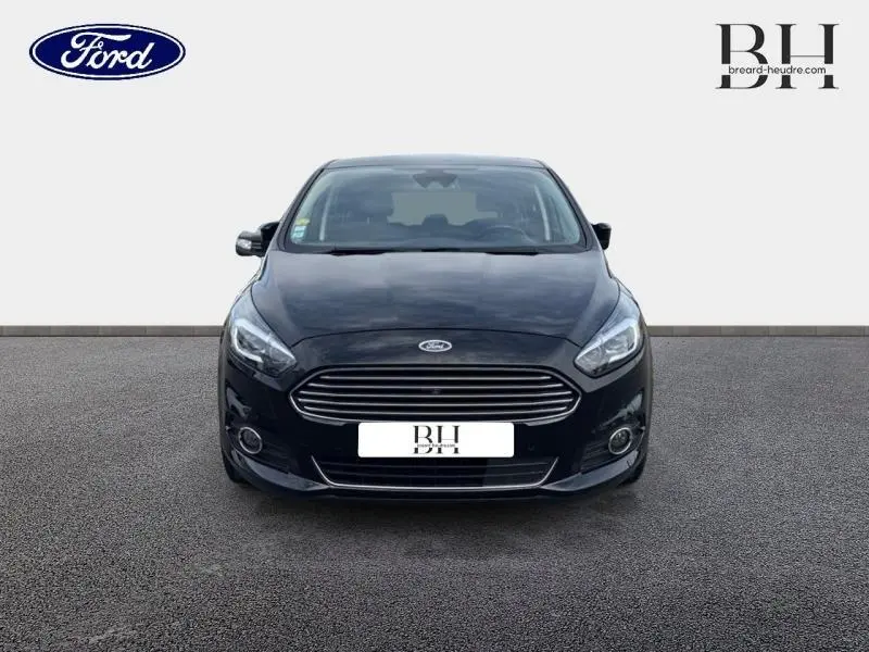 Vue avant d'un Ford S-MAX 2018 noir Mica Shadow avec calandre chromée et phares LED allumés.