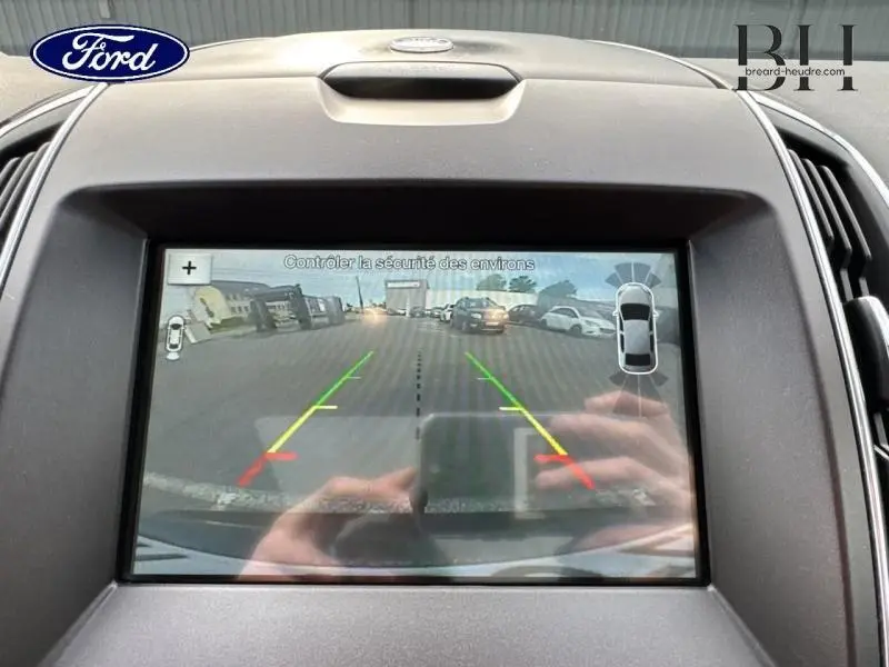 Écran central affichant la caméra de recul du Ford S-MAX 2018, vue arrière avec lignes de guidage colorées.