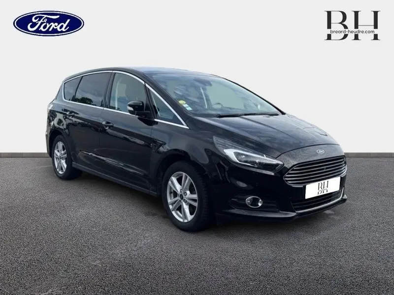 Ford S-MAX noir mica vue 3/4 avant droit, calandre chromée et jantes alliage visibles sur fond neutre.