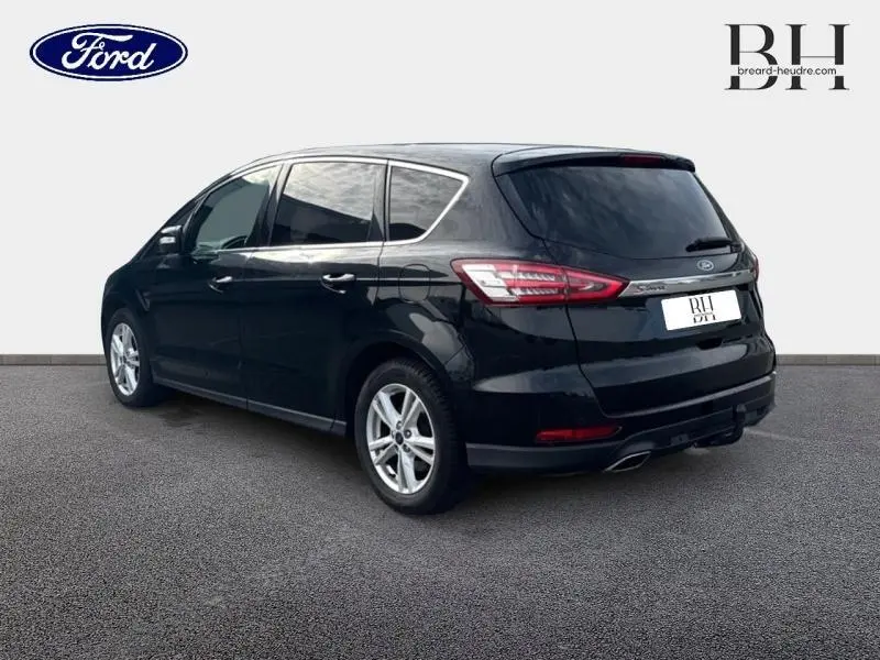 Ford S-MAX 2018 noir mica, vue 3/4 arrière droit, vitres arrière surteintées et jantes alliage visibles.