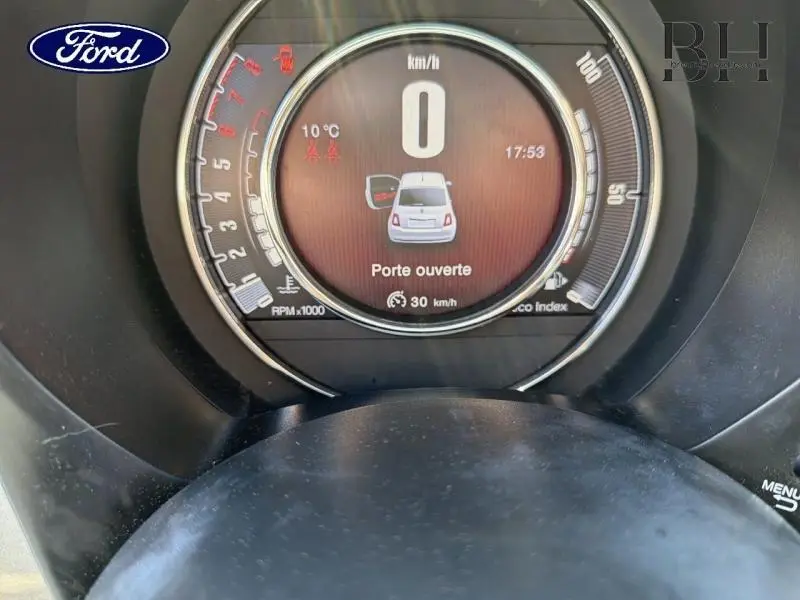 Vue rapprochée du tableau de bord de la Fiat 500 Electroclash Grey Métal avec affichage digital indiquant porte ouverte.