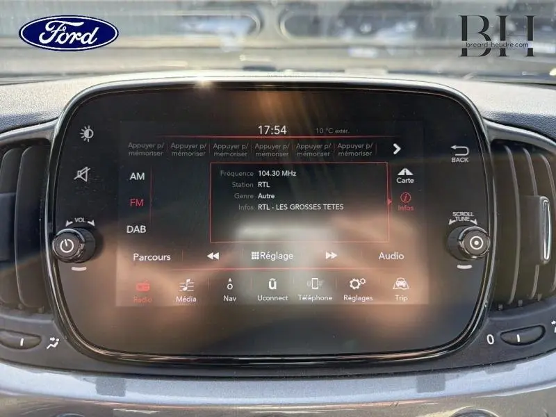 Écran tactile central de la Fiat 500 2022 en Electroclash Grey Métal affichant la radio FM RTL à 3/4 avant.
