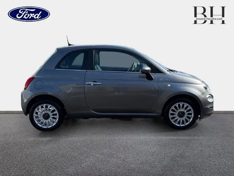 Profil droit d'une Fiat 500 Electroclash Grey Métal 2022, compacte et élégante avec jantes alu distinctives.