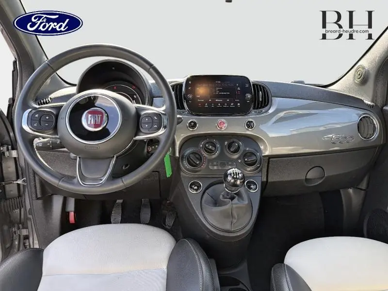 Intérieur avant de la Fiat 500 1.0 Electroclash Grey, volant cuir multifonction et tableau de bord brillant gris métallique.