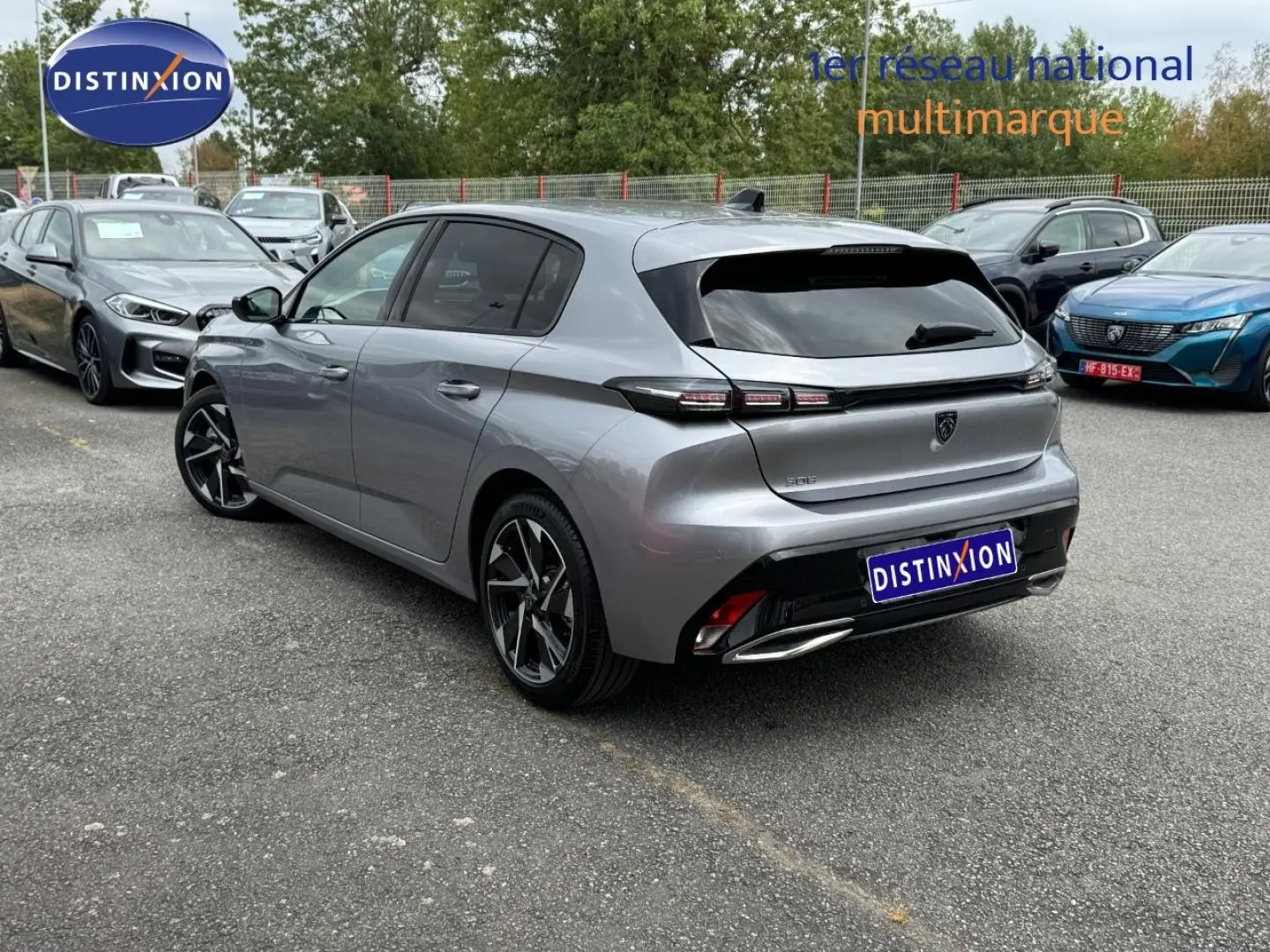 Peugeot 308 gris Artense vue 3/4 arrière droit, avec feux arrière LED et jantes alliage distinctives.