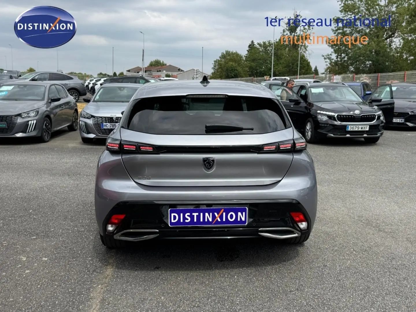 Vue arrière d'une Peugeot 308 gris Artense 2025 avec feux LED et double sortie d'échappement intégrée.