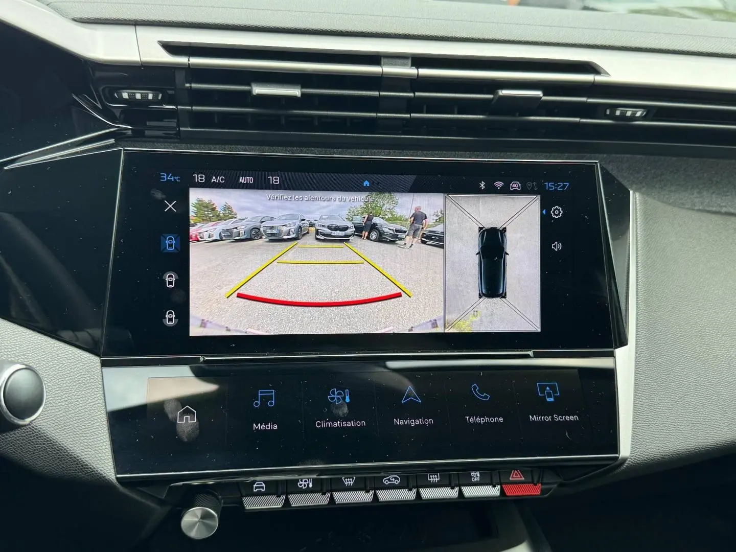 Écran tactile central de la Peugeot 308 Hybrid 2025 montrant la caméra de recul et vue 360° intérieure.