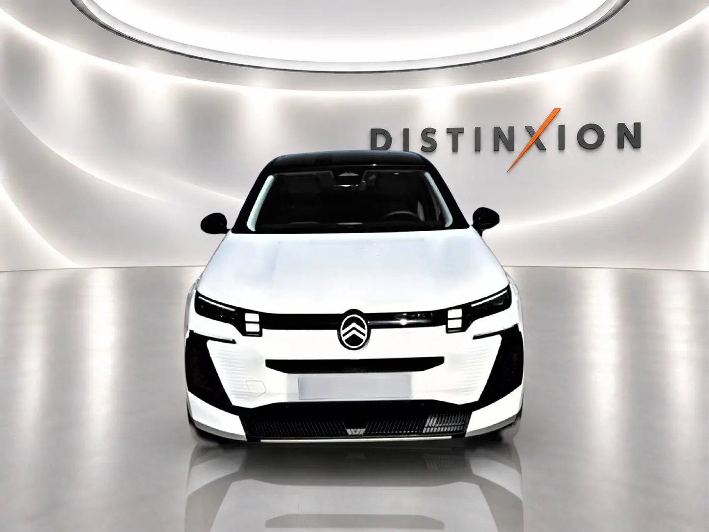 Vue frontale d'un Citroën C5 Aircross hybride blanc à toit noir, avec logo Citroën et éclairage LED distinctif.
