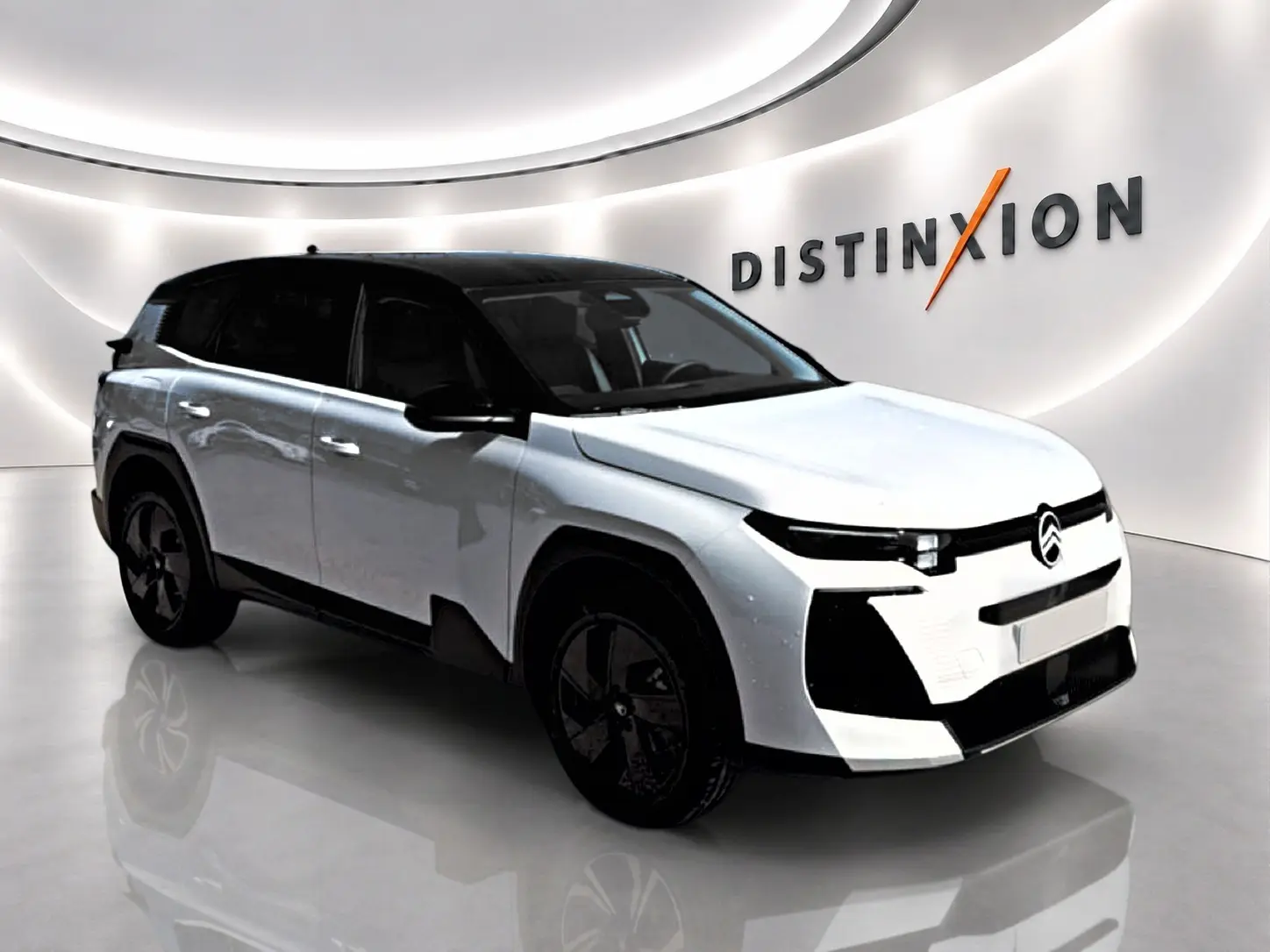 Citroën C5 Aircross hybride blanc et noir, vue 3/4 avant droit dans un showroom lumineux.
