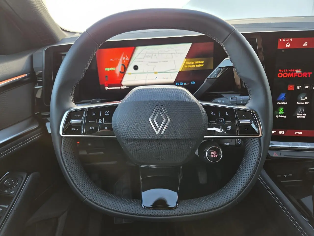 Vue rapprochée du volant Renault Australe 2025 avec commandes intégrées et tableau de bord numérique lumineux.