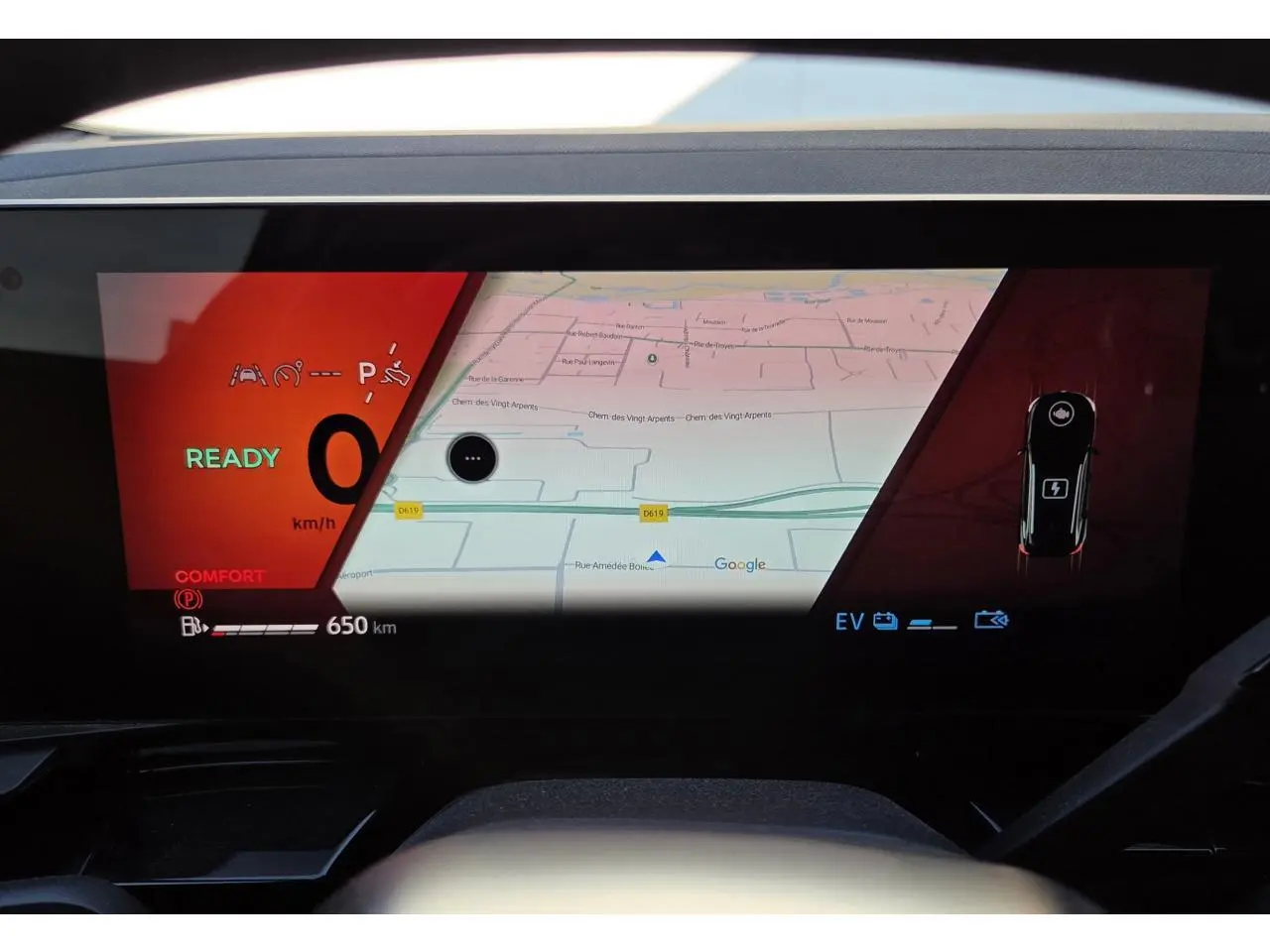 Tableau de bord numérique du Renault Austral 2025 avec affichage navigation Google et indicateurs hybrides.