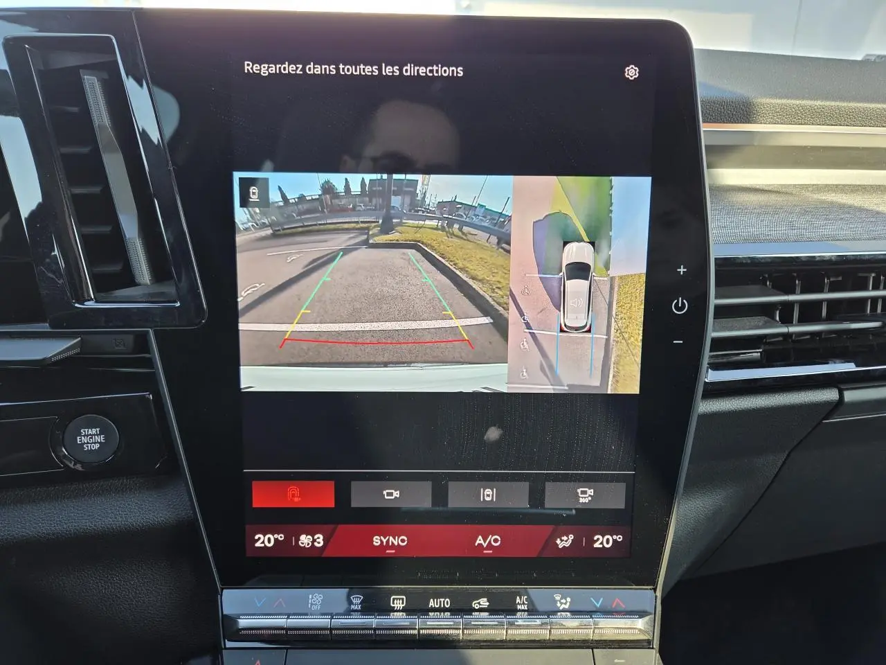 Écran tactile intérieur montrant la vue 360° et caméra de recul du Renault Austral blanc nacré avec toit noir.