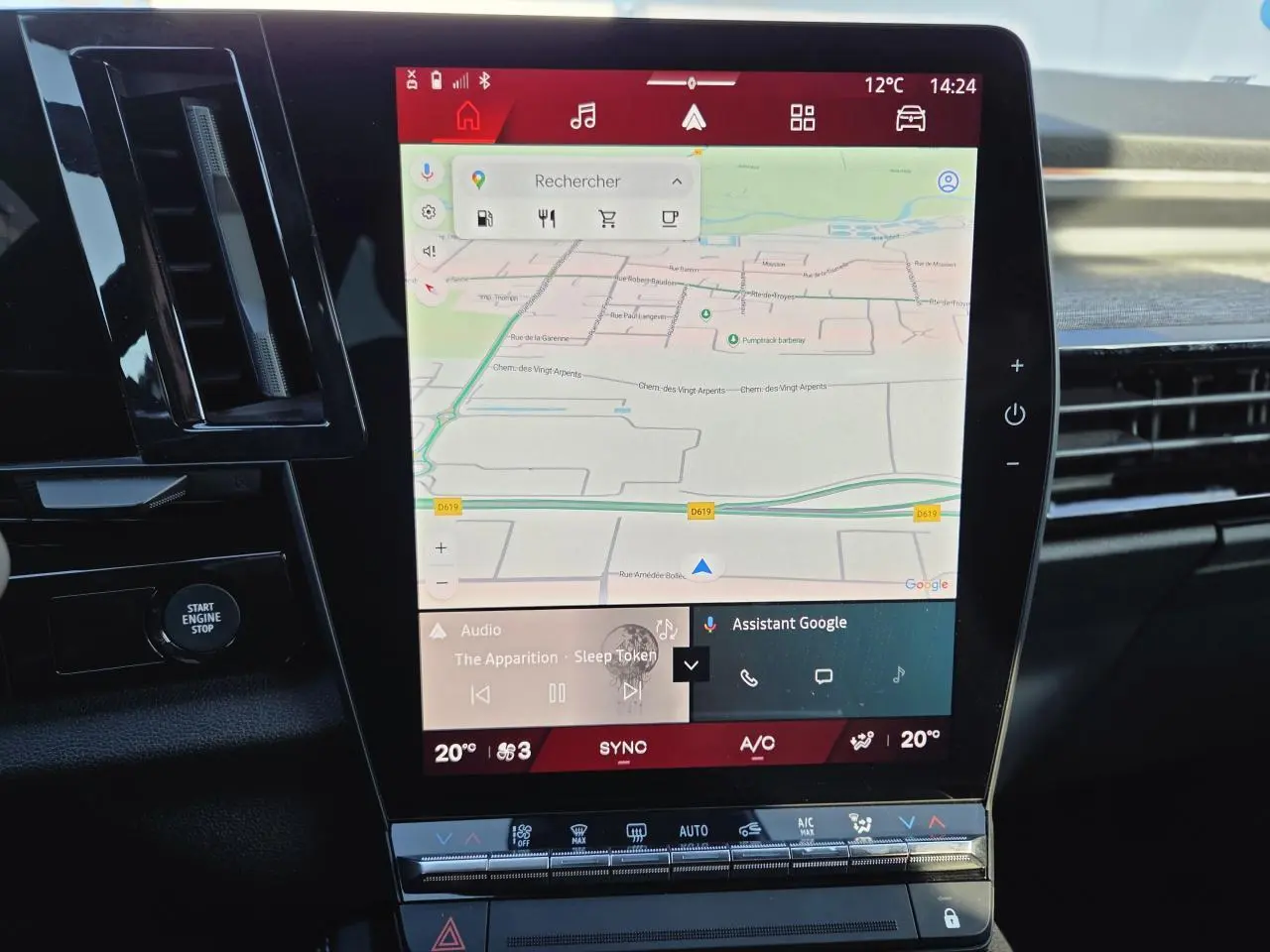 Vue rapprochée de l’écran tactile central du Renault Austral blanc nacré, affichant la navigation Google Maps.