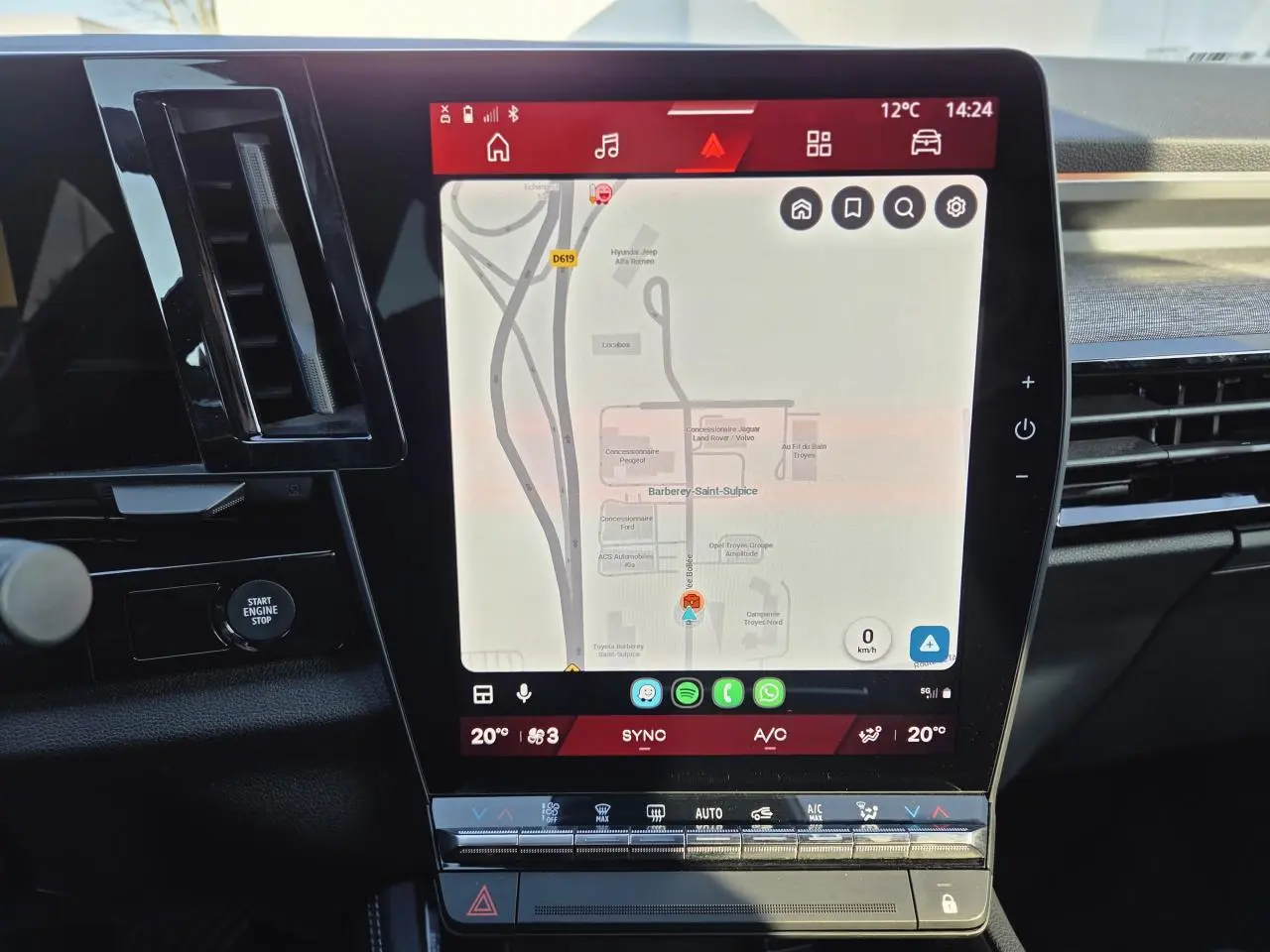 Vue rapprochée de l’écran tactile central du Renault Austral 2025 blanc nacré avec navigation et commandes climatisation.