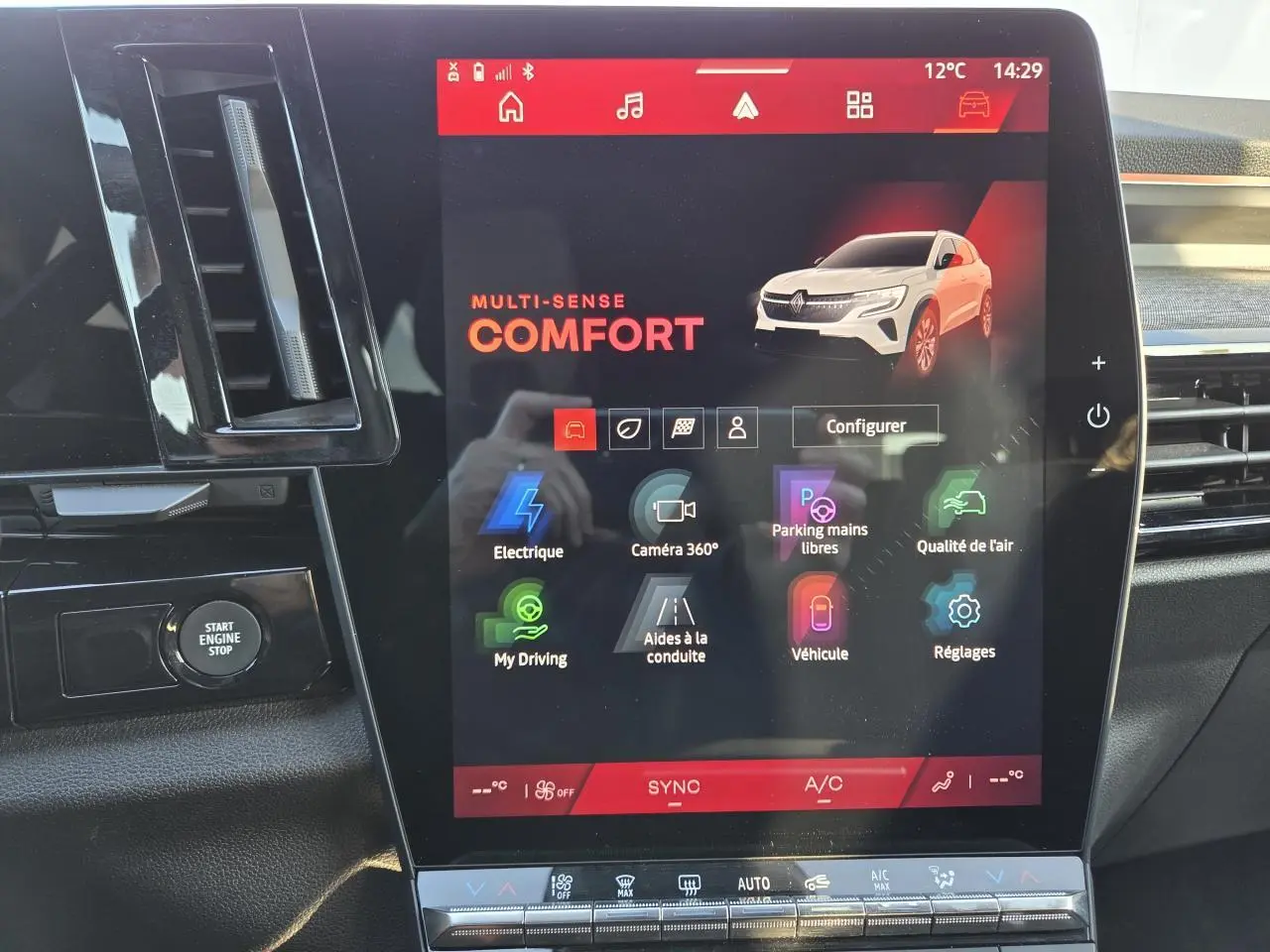 Écran tactile central du Renault Austral blanc nacré affichant le mode MULTI-SENSE Comfort avec options de conduite.