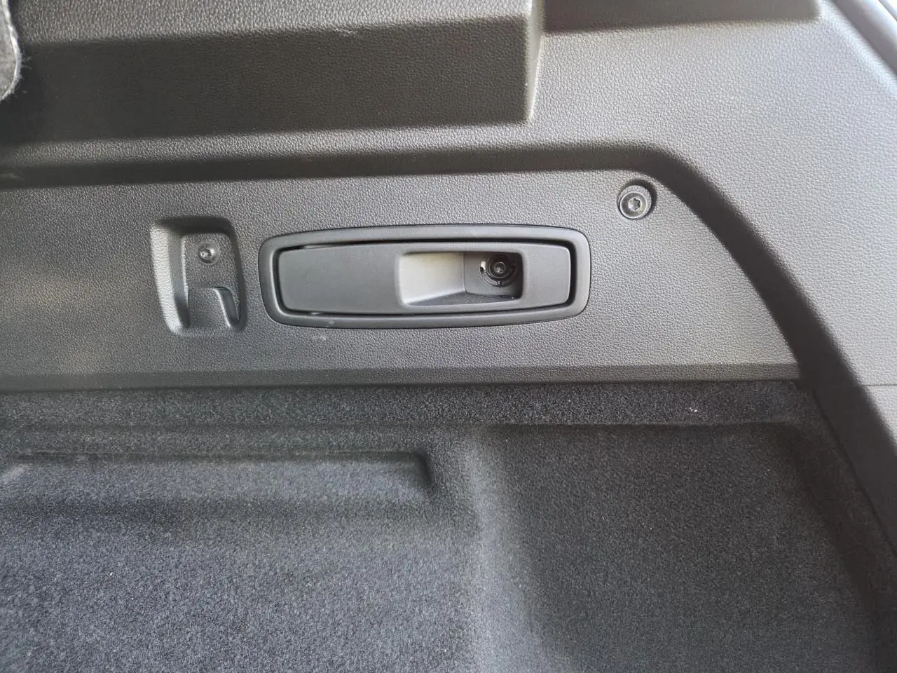 Gros plan sur la poignée intérieure du coffre du Renault Austral 2025, finition noire texturée.